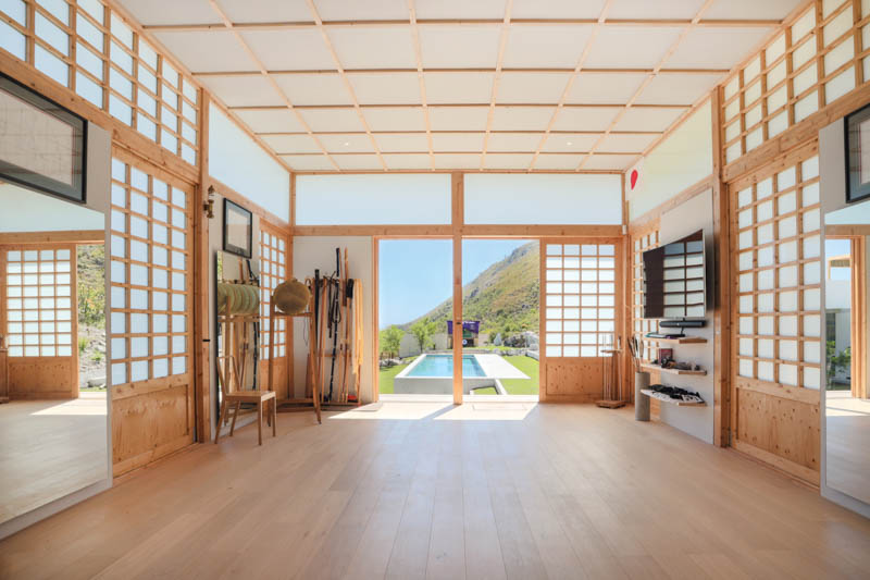Soft light filters the space from all four sides of the Kyudojo through clerestory windows, which reinforces the concept of the ‘floating’ flat roof. Photo by Herman Dojo